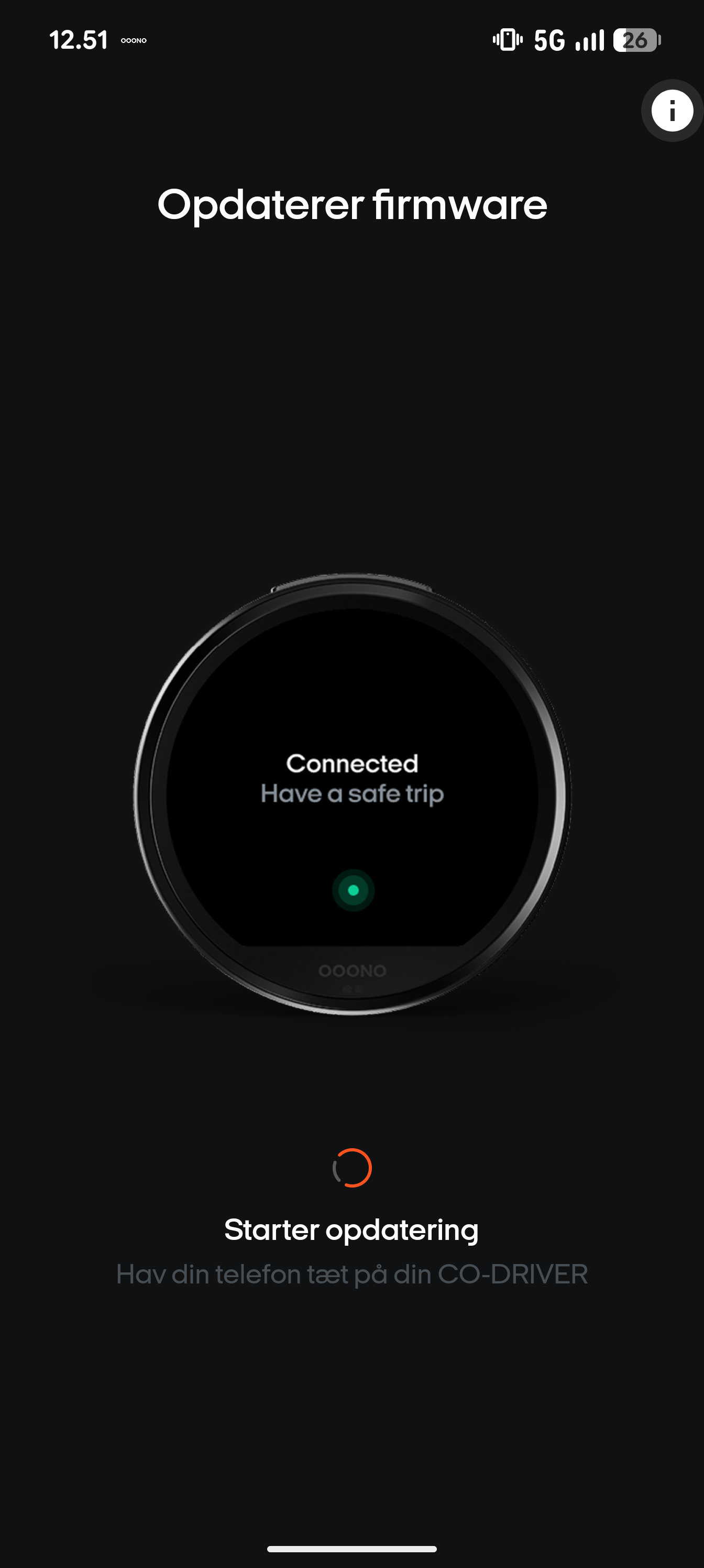 Skærmen Opdaterer firmware i OOONO-appen med beskeden Hav din telefon tæt på din CO-DRIVER