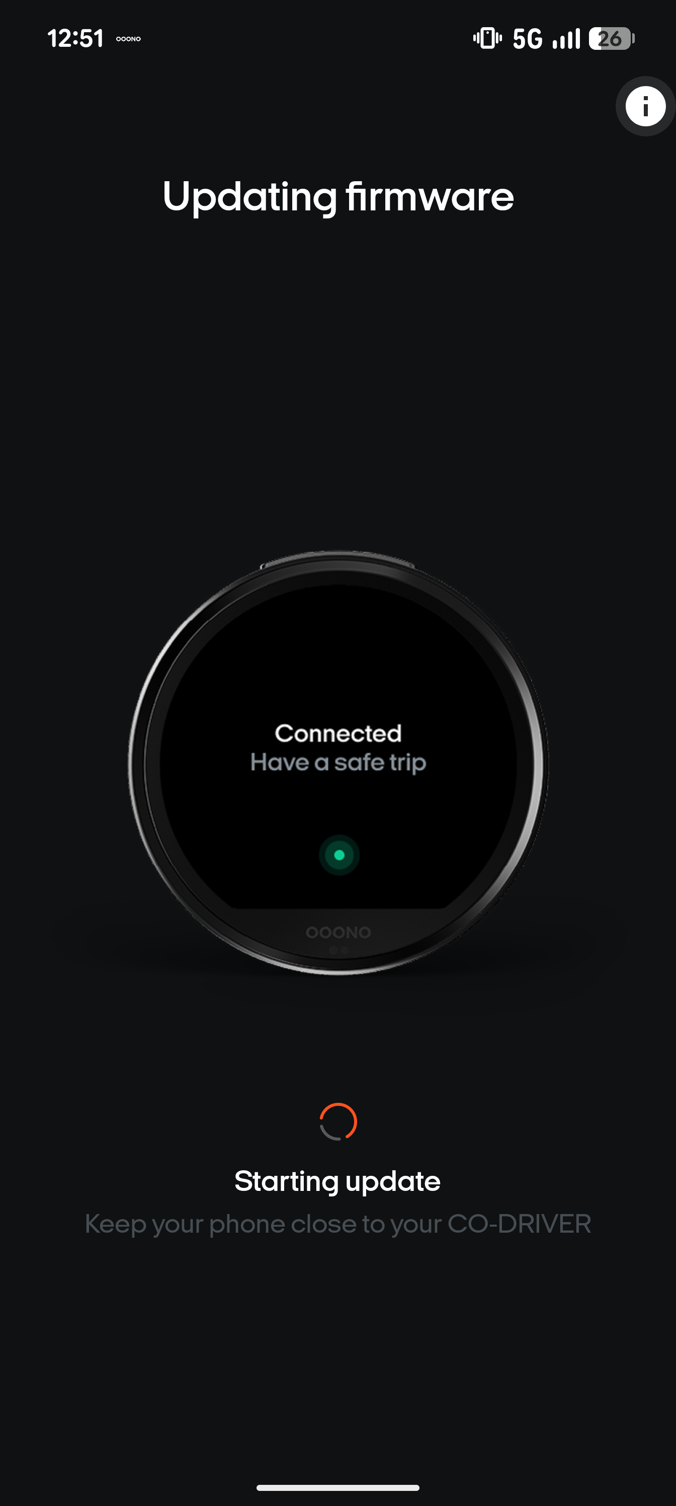 Schermata dell'app OOONO durante l'aggiornamento del firmware, con il messaggio di tenere il telefono vicino al CO-DRIVER
